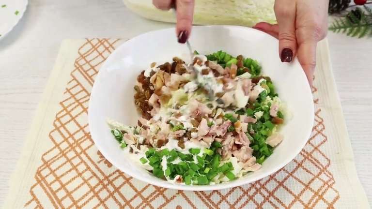 Салат с пекинской капустой, копчёным окорочком и изюмом