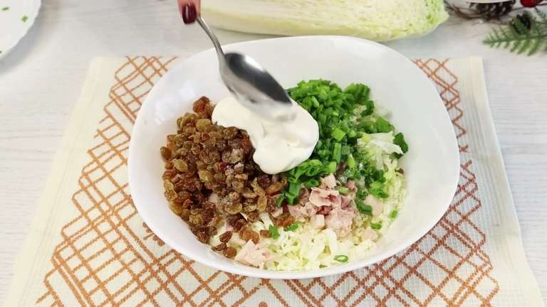 Салат с пекинской капустой, копчёным окорочком и изюмом