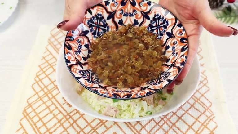Салат с пекинской капустой, копчёным окорочком и изюмом