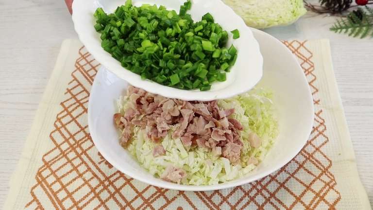Салат с пекинской капустой, копчёным окорочком и изюмом