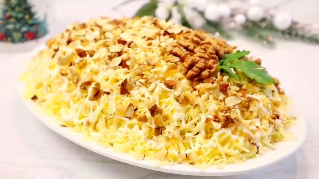 Салат «Черепаха» с курицей, яблоком и орехами