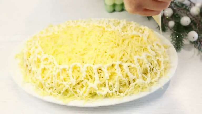 Салат «Черепаха» с курицей, яблоком и орехами