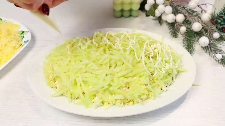 Салат «Черепаха» с курицей, яблоком и орехами