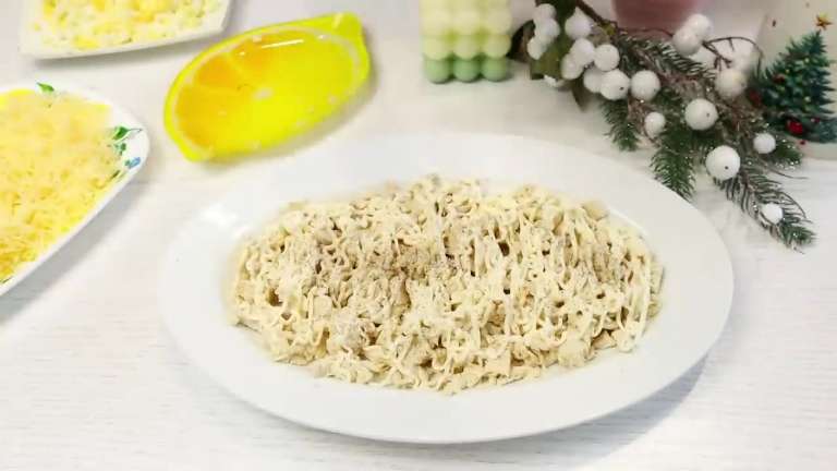 Салат «Черепаха» с курицей, яблоком и орехами
