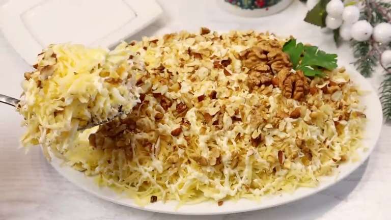 Салат «Черепаха» с курицей, яблоком и орехами