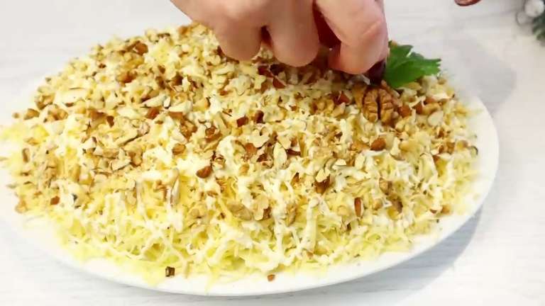 Салат «Черепаха» с курицей, яблоком и орехами
