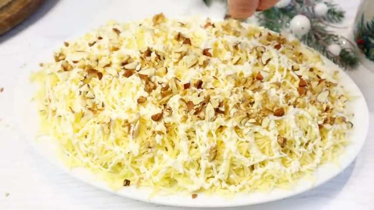 Салат «Черепаха» с курицей, яблоком и орехами