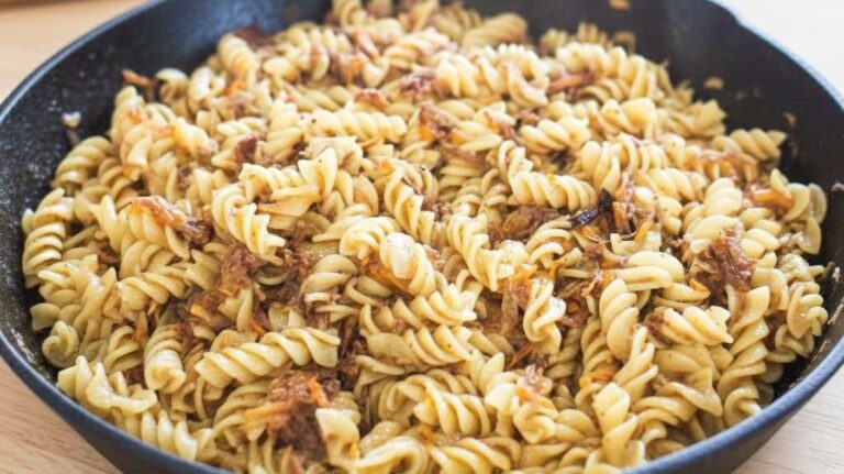 Ленивые макароны с тушёнкой на сковороде