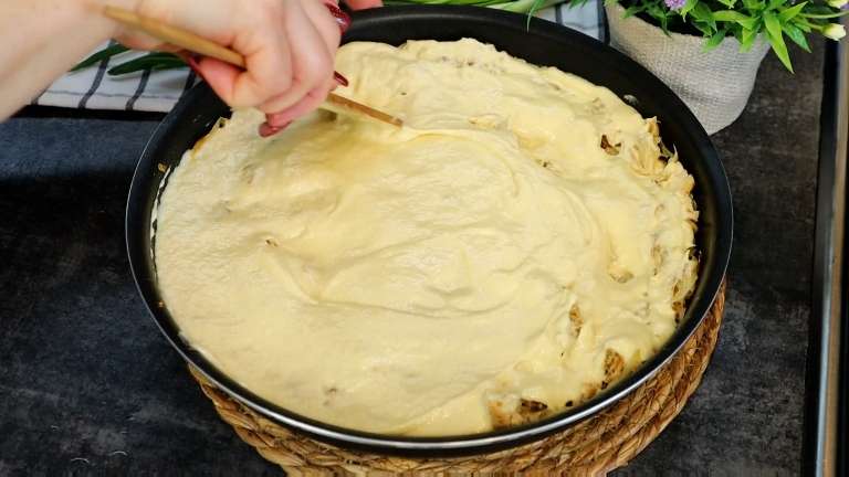 Янтарный капустный пирог на сметане: нежная начинка и быстрый рецепт
