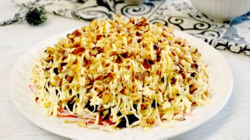 салат Черный жемчуг с крабовыми палочками и черносливом