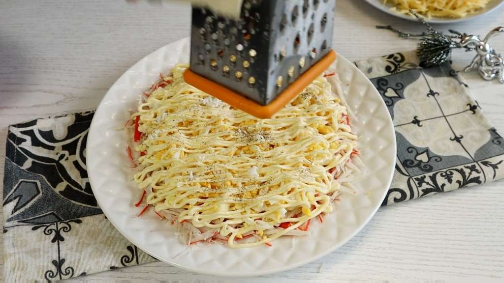 Нежный салат «Черный жемчуг» с крабовыми палочками и черносливом
