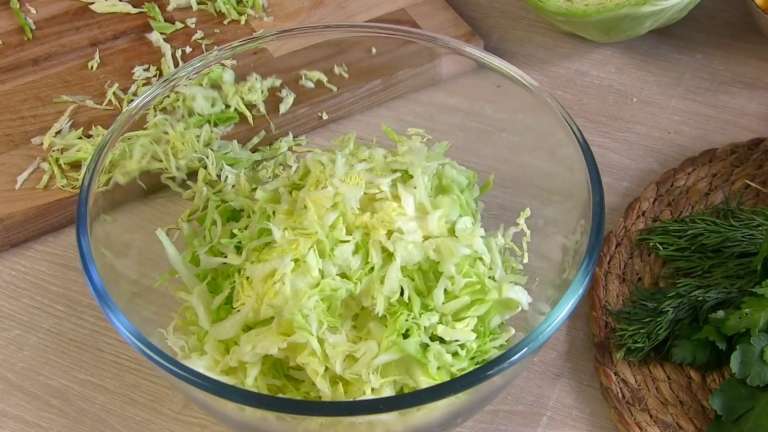 Салат «Флирт» с молодой капустой, редисом и кукурузой
