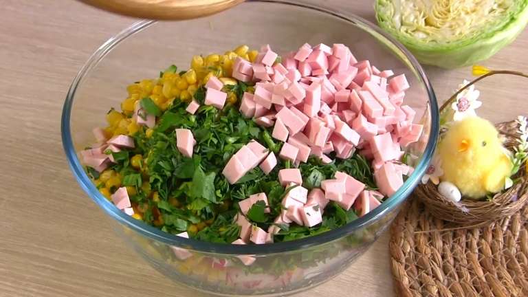Салат «Флирт» с молодой капустой, редисом и кукурузой