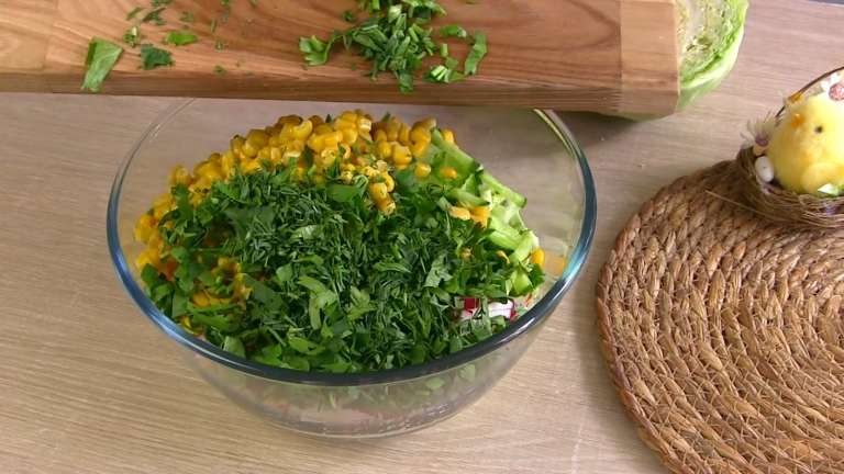 Салат «Флирт» с молодой капустой, редисом и кукурузой