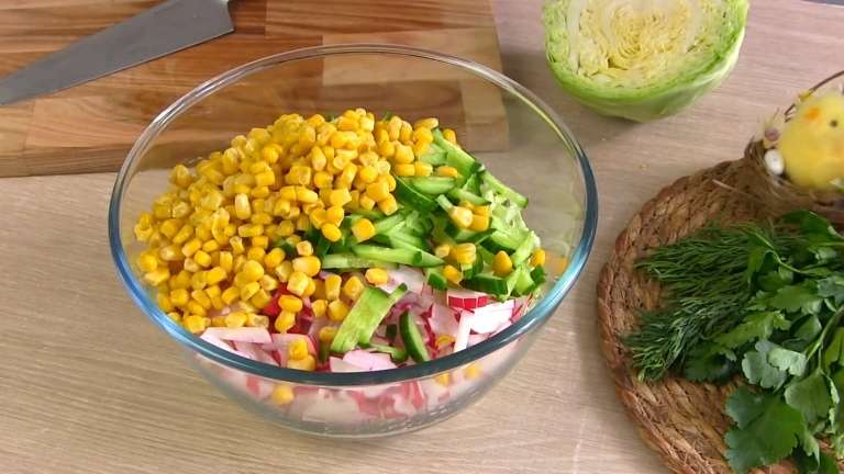 Салат «Флирт» с молодой капустой, редисом и кукурузой