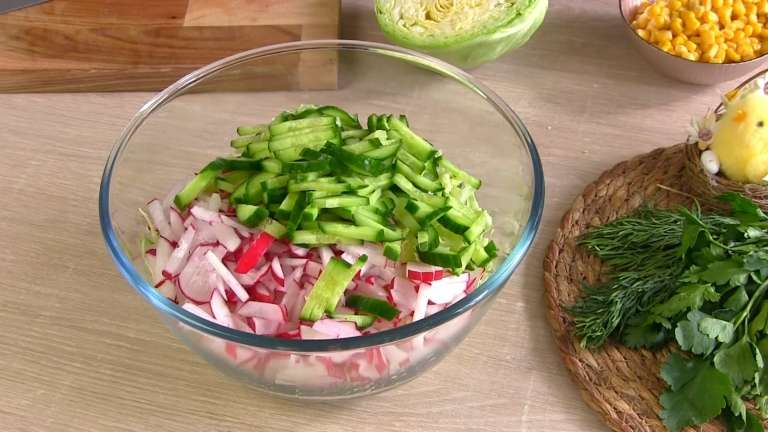 Салат «Флирт» с молодой капустой, редисом и кукурузой