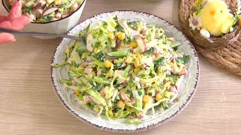 Салат «Флирт» с молодой капустой, редисом и кукурузой