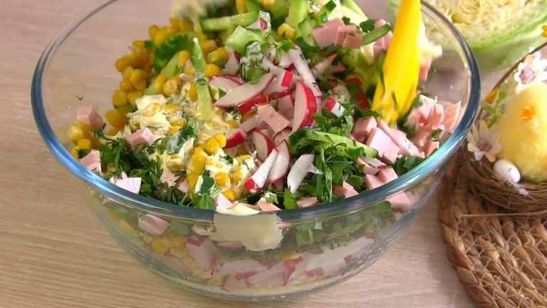 Салат «Флирт» с молодой капустой, редисом и кукурузой