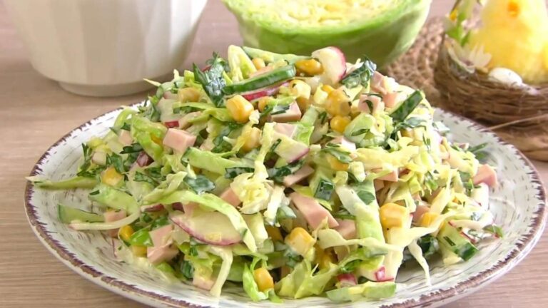 Салат «Флирт» с молодой капустой, редисом и кукурузой