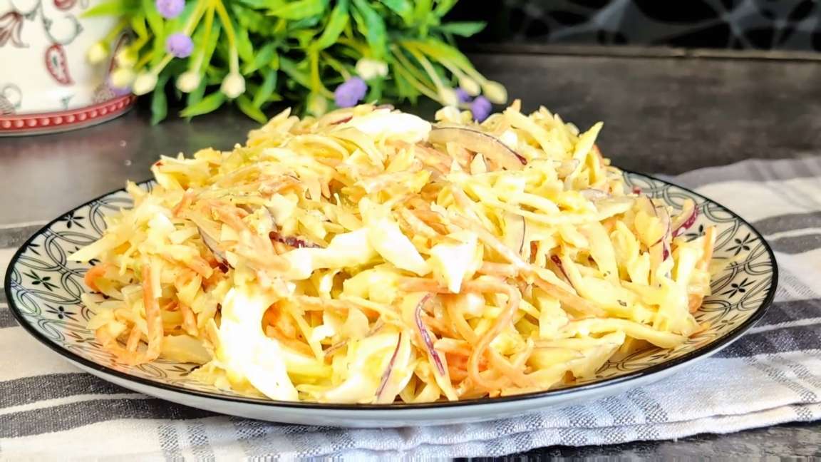Салат из капусты с морковкой по-корейски и яйцами