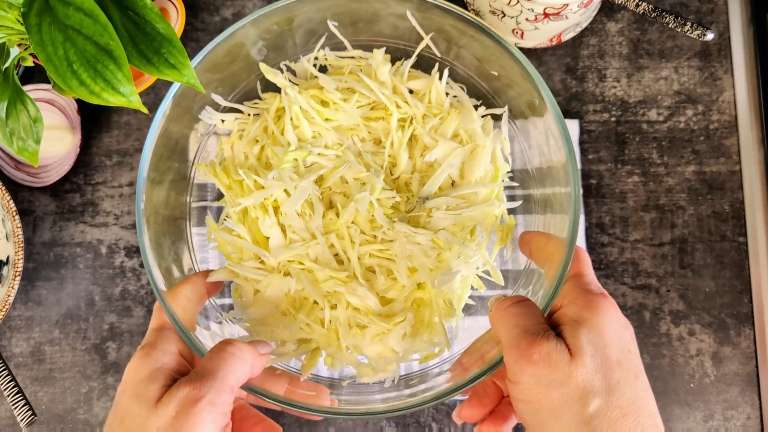 Салат из капусты с морковкой по-корейски и яйцами