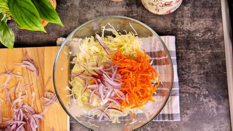 Салат из капусты с морковкой по-корейски и яйцами