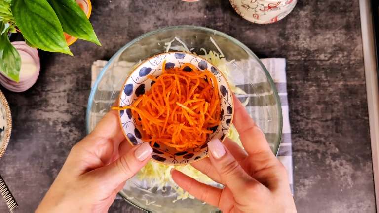 Салат из капусты с морковкой по-корейски и яйцами