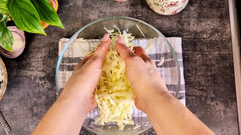 Салат из капусты с морковкой по-корейски и яйцами