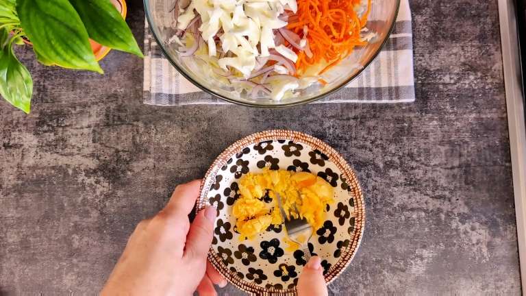 Салат из капусты с морковкой по-корейски и яйцами