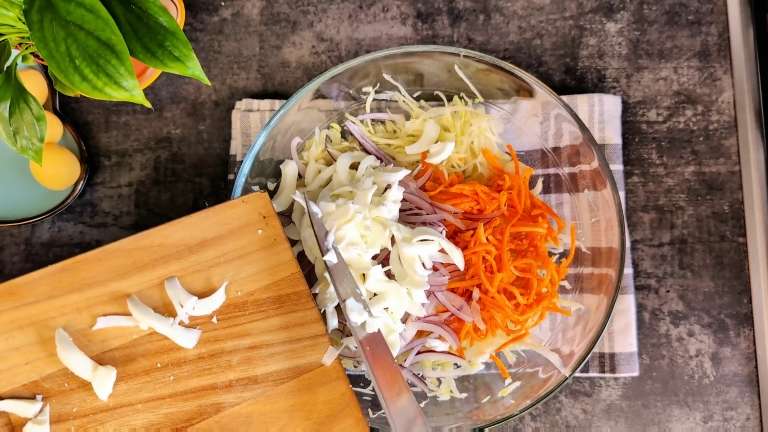 Салат из капусты с морковкой по-корейски и яйцами