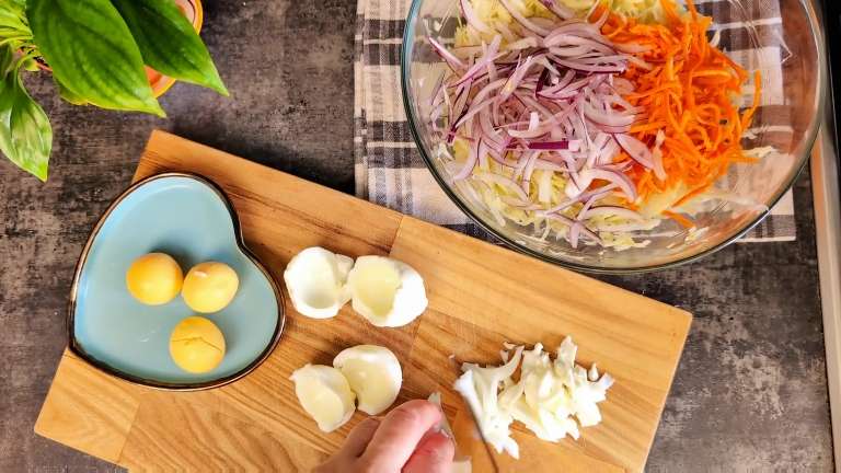 Салат из капусты с морковкой по-корейски и яйцами
