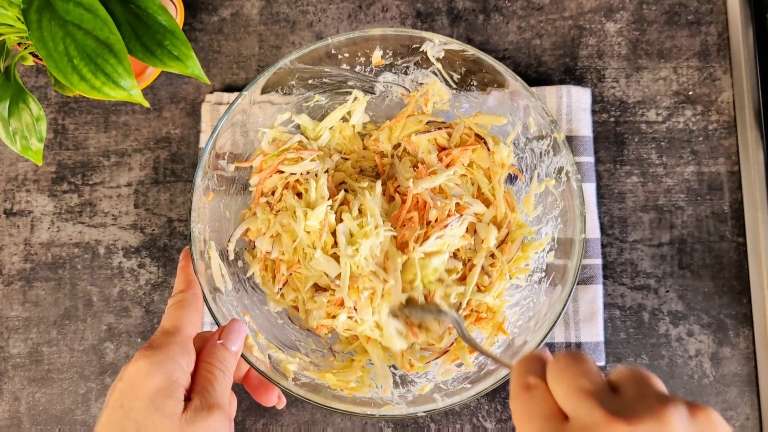 Салат из капусты с морковкой по-корейски и яйцами