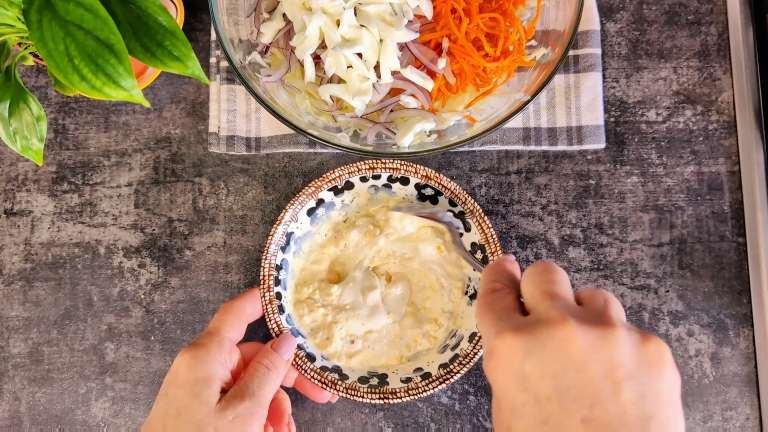 Салат из капусты с морковкой по-корейски и яйцами