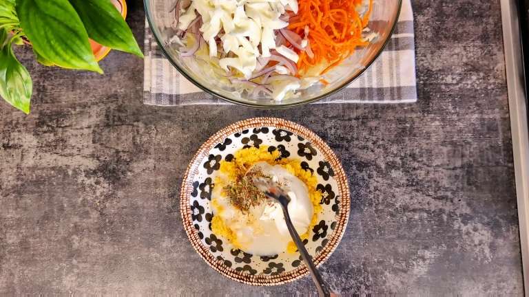 Салат из капусты с морковкой по-корейски и яйцами