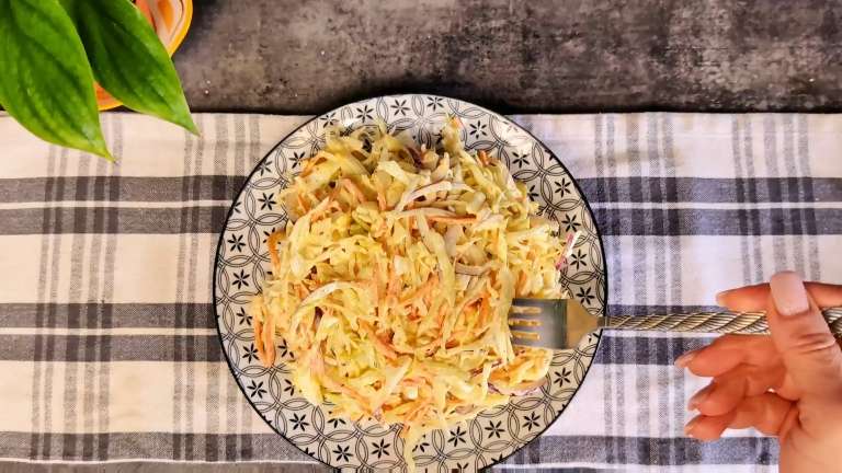 Салат из капусты с морковкой по-корейски и яйцами