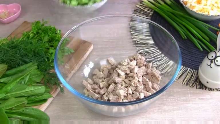 Мясной весенний салат "Люкс" со щавелем-рецепт на Пасху