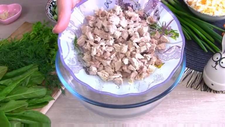 Мясной весенний салат "Люкс" со щавелем-рецепт на Пасху