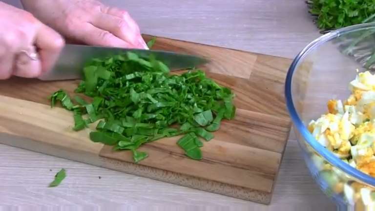 Мясной весенний салат "Люкс" со щавелем-рецепт на Пасху
