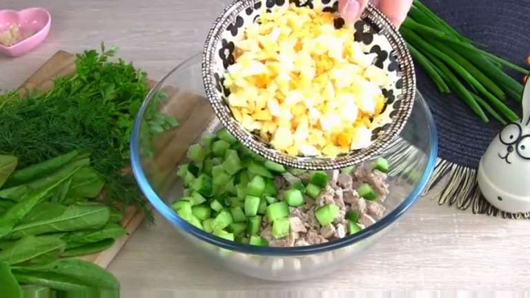 Мясной весенний салат "Люкс" со щавелем-рецепт на Пасху