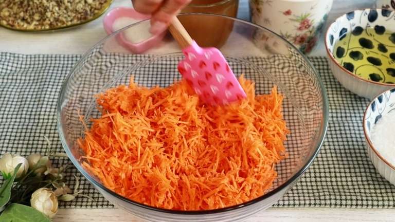 Постный морковный пирог с орехами