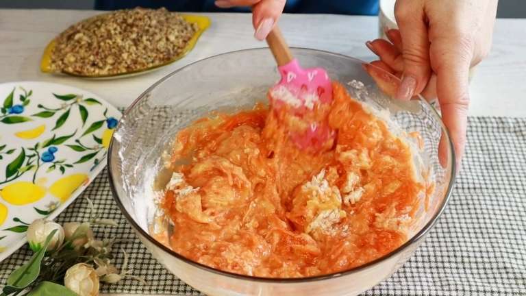 Постный морковный пирог с орехами