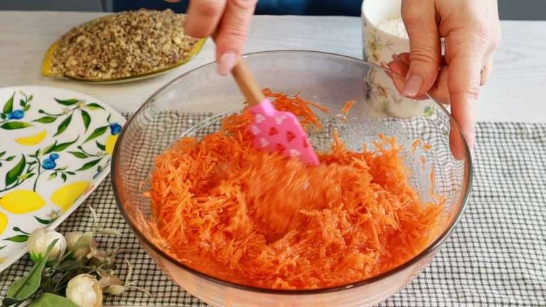 Постный морковный пирог с орехами