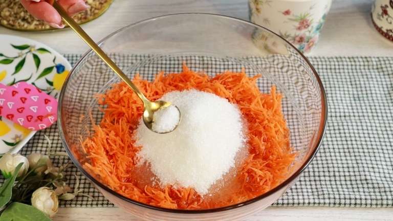 Постный морковный пирог с орехами