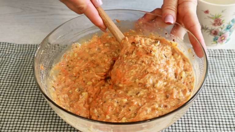 Постный морковный пирог с орехами