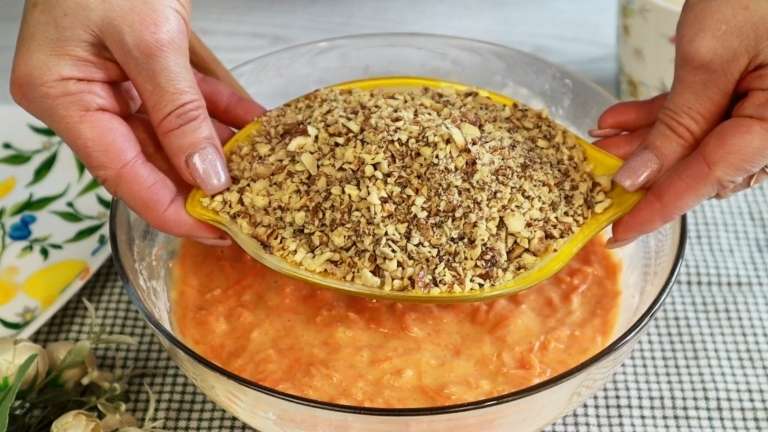 Постный морковный пирог с орехами
