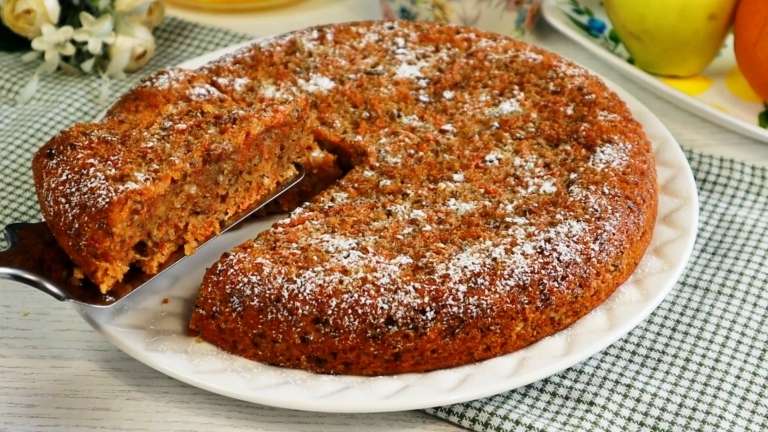 Постный морковный пирог с орехами