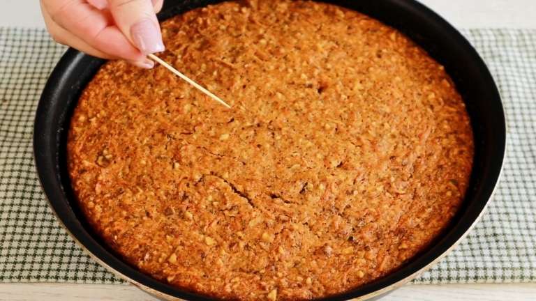 Постный морковный пирог с орехами