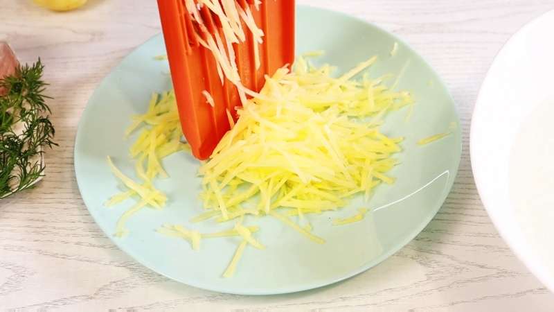 Салат «Блондинка» с хрустящим картофелем и ветчиной