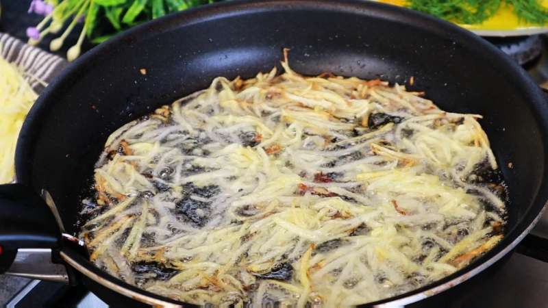 Салат «Блондинка» с хрустящим картофелем и ветчиной