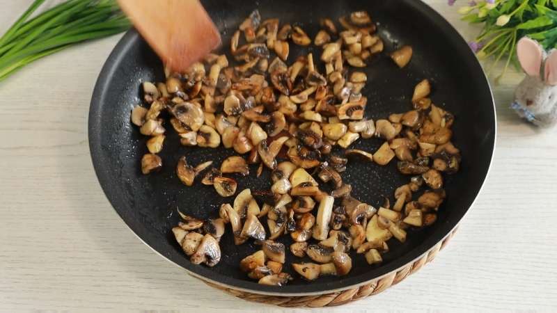 Салат «Добрая тёща» с курицей и грибами